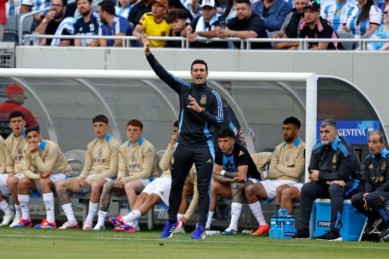 Lionel Scaloni da instrucciones durante el partido que la Argentina le ganó a Ecuador en Chicago