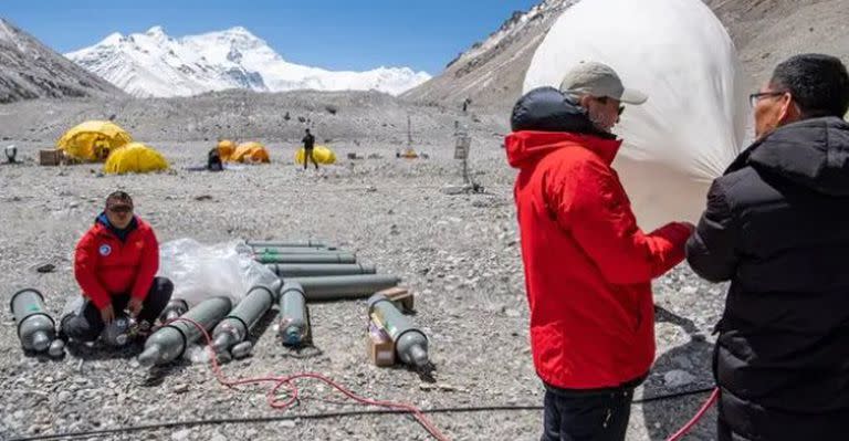 Científicos inflando un globo meteorológico en la ladera tibetana del Everest, en mayo. El globo que China volaba sobre Estados Unidos era más grande y sofisticado, y volaba más alto.