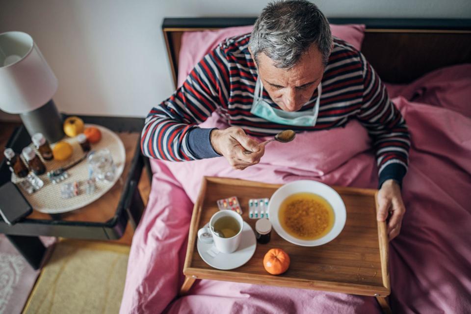 Persona comiendo sopa de pollo