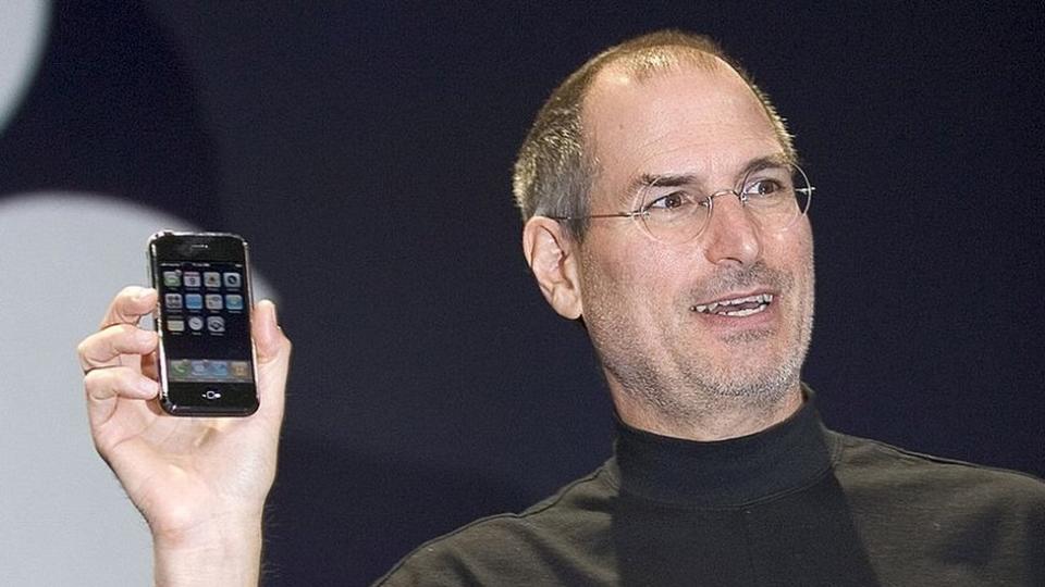 Steve Jobs presenó varias generaciones de iPod Touch a lo largo de los años.