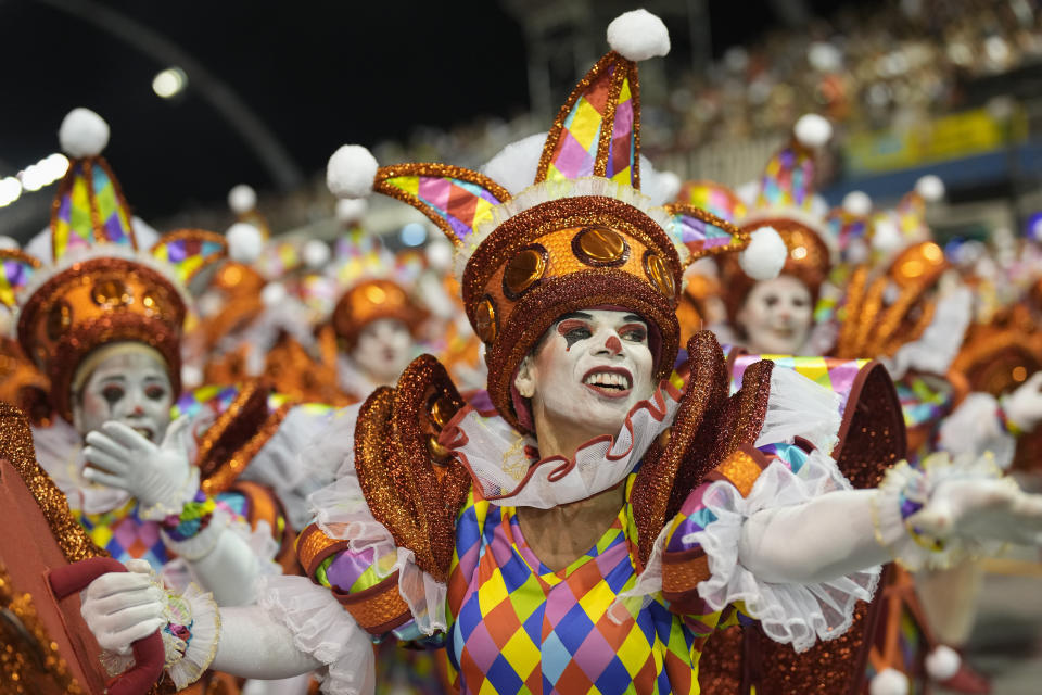 Bailarines de la escuela de samba Mocidade Alegre actúan durante un desfile de Carnaval en Sao Paulo, Brasil, el domingo 11 de febrero de 2024. (AP Foto/Andre Penner)