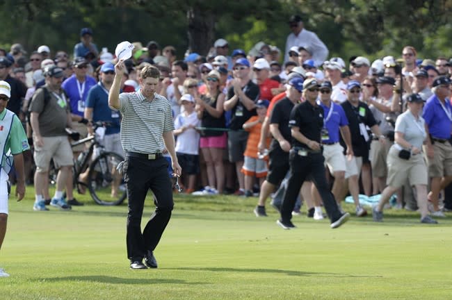 David Hearn tips his hat to the crowd as he walks up to the 18th during final round action at the Canadian Open. His performance drew big ratings for the tournament. THE CANADIAN PRESS/Paul Chiasson