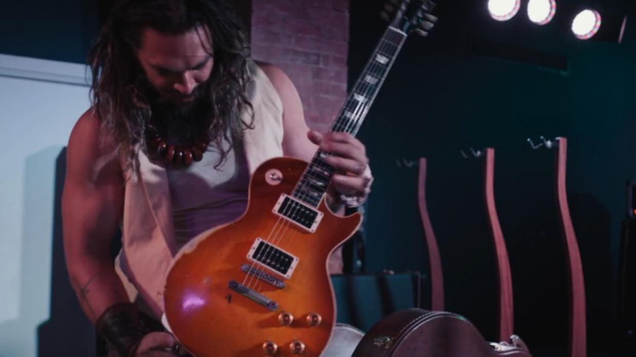  Jason Momoa inspects Slash’s Jessica Les Paul in On The Roam. 