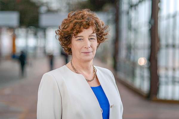 LGBT歷史里程碑》跨性別婦產科醫師當上比利時副總理　40歲才決定改變性別