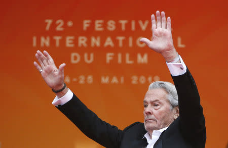 72nd Cannes Film Festival - Red Carpet Arrivals - Cannes, France, May 19, 2019. Alain Delon waves as he poses before receiving his honorary Palme d'Or Award. REUTERS/Stephane Mahe