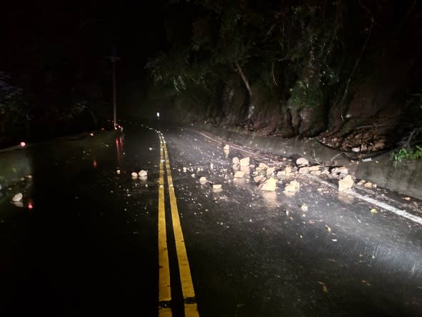 山區大雨土石坍方　三星警徒手排除