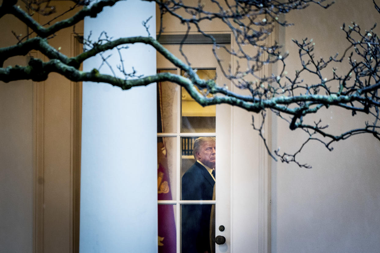 El presidente Donald Trump habla con sus asesores en el Despacho Oval de la Casa Blanca en Washington, el 11 de noviembre de 2020. (Erin Schaff/The New York Times)