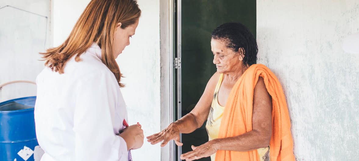 Trabajadora de salud visita una comunidad en Brasil para concienciar sobre la prevención de la lepra. (Crédito imagen: Naciones Unidas).