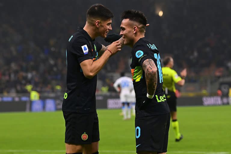 Joaquín Correa y Lautaro Martínez, dos argentinos que se entienden a la perfección y que este domingo tratarán de revalidar el título de campeón de la Serie A italiana para Inter, frente a Sampdoria.