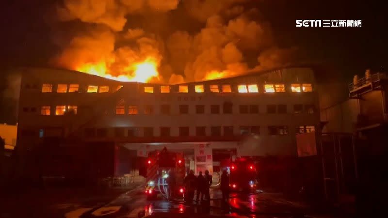 台南仁德區的塑膠工廠深夜竄出熊熊烈火。