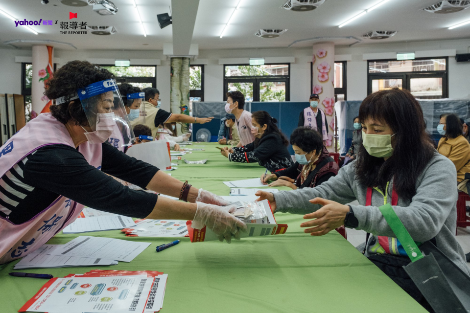 基隆4月5日至9日實施「全民防疫、愛心篩檢」計畫，民眾領取免費快篩試劑自主採檢。（攝影／余志偉）