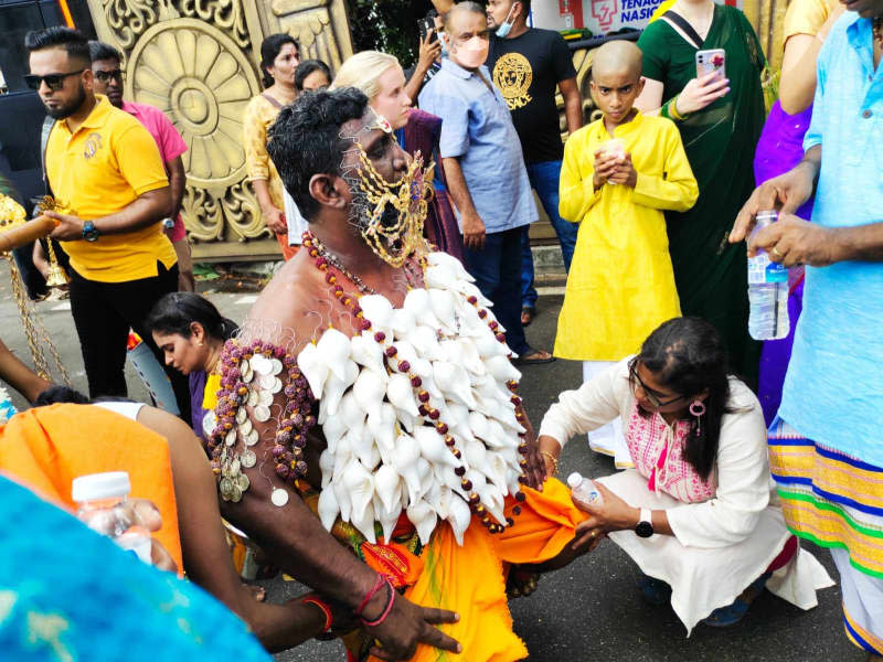 Acts of self-mutilation also testify to worshippers' faith and sacrificial devotion in the Thaipusam festival. Genevieve Tan Shu Thung/dpa