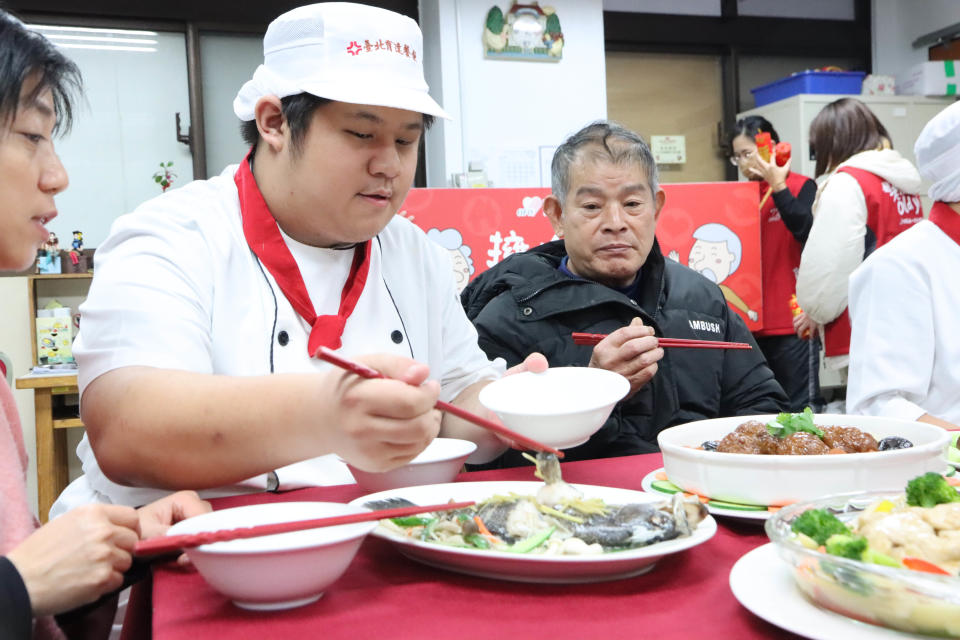 臺北育達高中餐飲管理科師生用心烹製美味年菜，邀請獨居長者享用