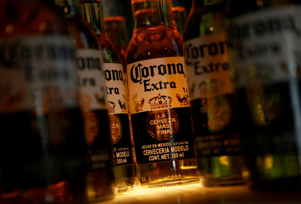 Botellas de Corona en un restaurante de Ciudad de México. REUTERS/Henry Romero/File Photo