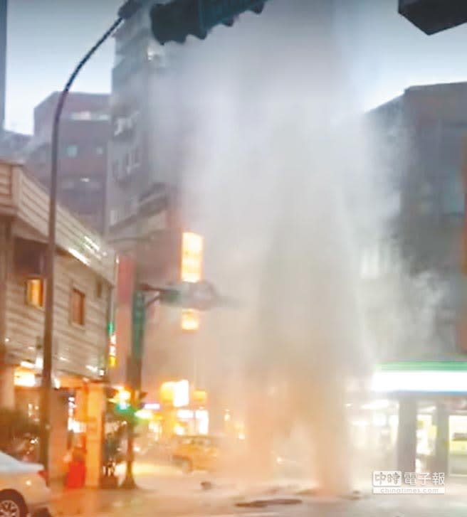 台北市萬華區內江街與昆明街口，人孔蓋不敵瞬間強降雨被灌破，大量的水噴3樓高相當壯觀。（翻攝自爆料公社）