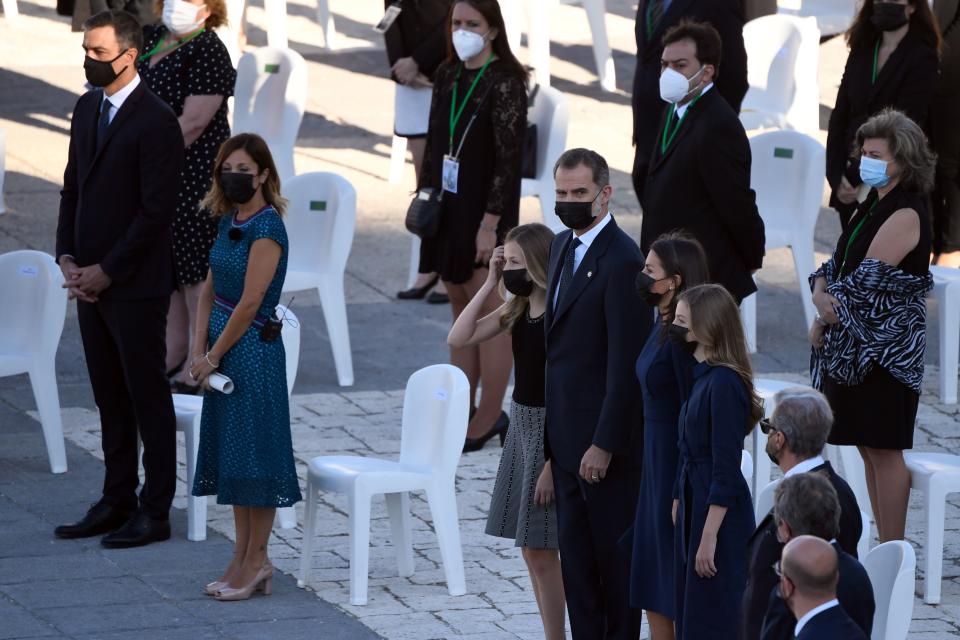 Según fuentes del Gobierno, recogidas por laSexta, el Ejecutivo espera que la Casa Real tome alguna medida al respecto y subrayan que cualquier acción estará bien hecha por su parte. Aquí vemos a Pedro Sánchez junto a los Reyes en otra imagen del homenaje. (Foto: Pierre-Philippe Marcou / AFP via Getty Images)