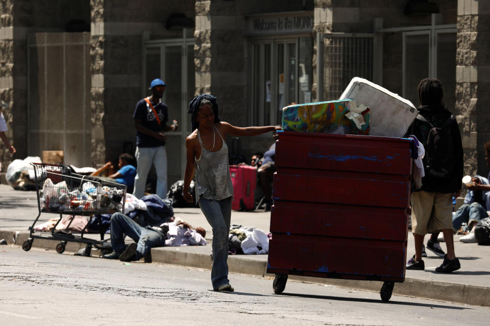 Personas sin hogar que viven en Skid Row. REUTERS