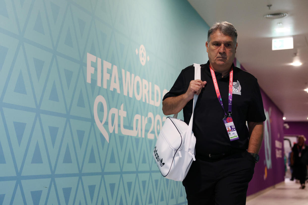 Tata Martino sale del Estadio Lusail tras acabar el partido entre México y Arabia Saudita. (Patrick Smith - FIFA/FIFA via Getty Images)