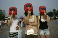 <p>Residents use welding masks to watch the solar eclipse in Chongqing municipality, China, July 22, 2009. (Photo: Stringer/Reuters) </p>