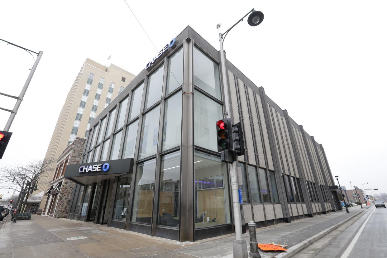 Developer plan to turn the upper levels of the Chase Bank building at 200 W. College Ave., in downtown Appleton into apartments.