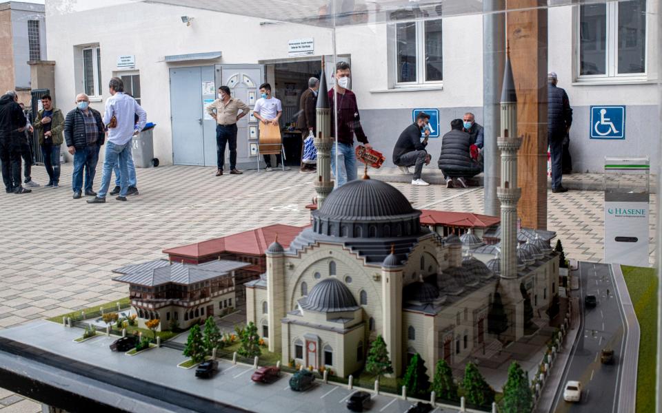 A model of the new mosque in the courtyard of the temporary building - Bruno Fert