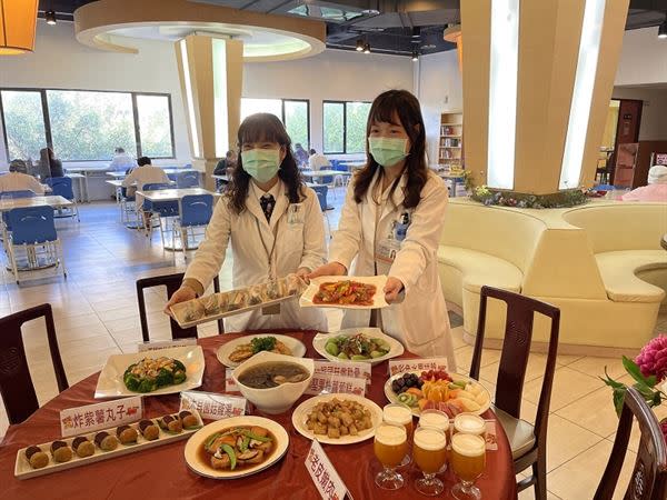 臺中榮總營養室推出美食結合提升防禦力的「彩虹飲食」，富含茄紅素、葉黃素、花青素等抗氧化營養素，有助調節免疫力，並設計出一套十道繽紛、美味又健康的年菜，陪大家過好年。（圖片提供／臺中榮總醫院）