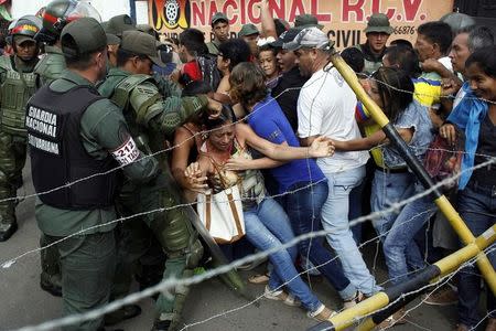 People clash with Venezuelan National Guards as they try to cross the border to Colombia over the Francisco de Paula Santander international bridge in Urena, Venezuela December 18, 2016. REUTERS/Carlos Eduardo Ramirez