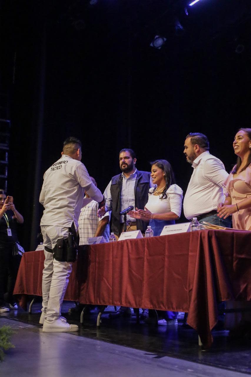 Un hombre recuperado de las adicciones saluda a la presidenta municipal, Montserrat Caballero.