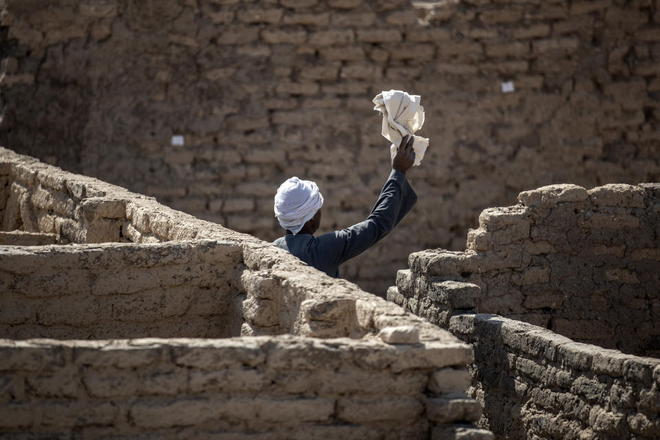 A worker at the site of the 3,400-year-old lost city of Aten on April 10 in Luxor, Egypt. (Photo: Mahmoud Khaled via Getty Images)