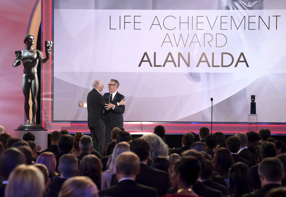 Tom Hanks, a la derecha, le entrega a Alan Alda el premio a la trayectoria durante la ceremonia de los Premios SAG, el domingo 27 de enero del 2019 en Los Angeles. (Foto por Richard Shotwell/Invision/AP)