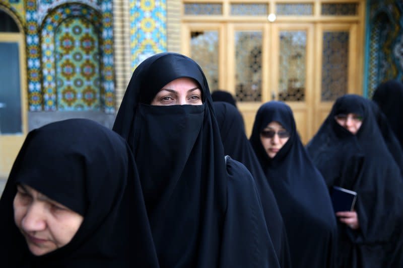 伊朗革命後，伊朗婦女被強制要求戴上頭巾，穿上罩袍，與1979年的自由開放風氣截然不同（AP）