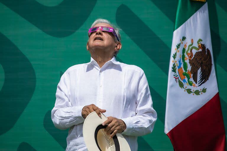 López Obrador con anteojos especiales para ver el eclipse