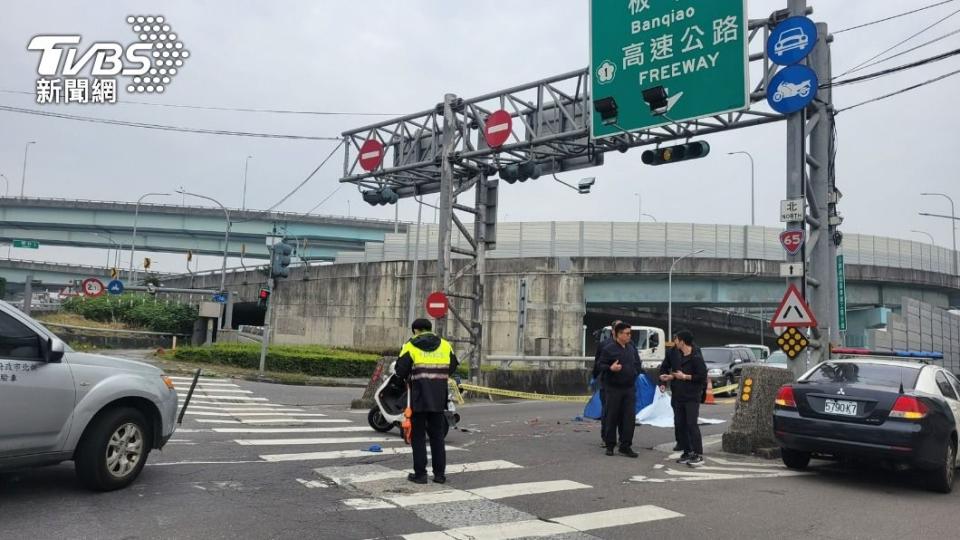 范姓騎士被撞倒後頭部遭輾，當場慘死。（圖／TVBS）