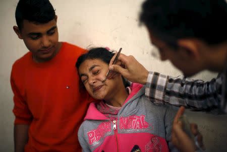 Palestinian girl Alya Al-Ghafari, who suffers from facial palsy, receives bee-sting therapy at Rateb Samour's clinic in Gaza City April 11, 2016. REUTERS/Suhaib Salem