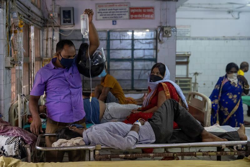 Wider Image: Last doctor standing: Pandemic pushes Indian hospital to brink