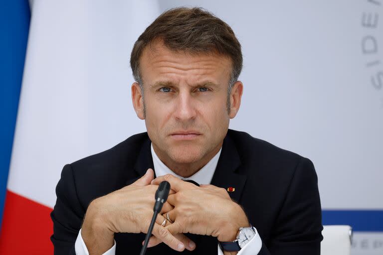 El presidente de Francia, Emmanuel Macron, asiste a una videoconferencia dentro de la cumbre IA de Seúl 2024 desde el Palacio del Elíseo, en París, el martes 21 de mayo de 2024. (Yoan Valat, Pool via AP)