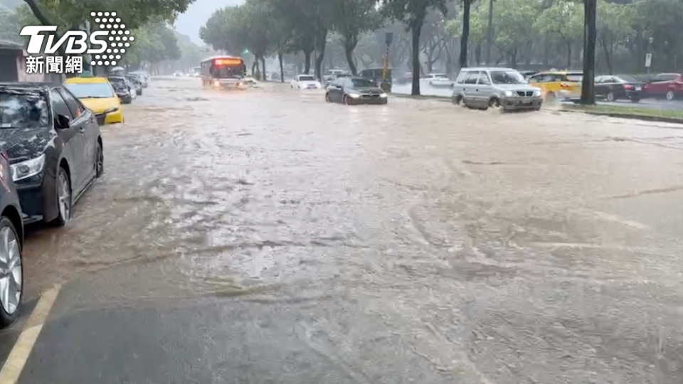 台北市士林、大直地區道路嚴重積水。（圖／民眾提供）