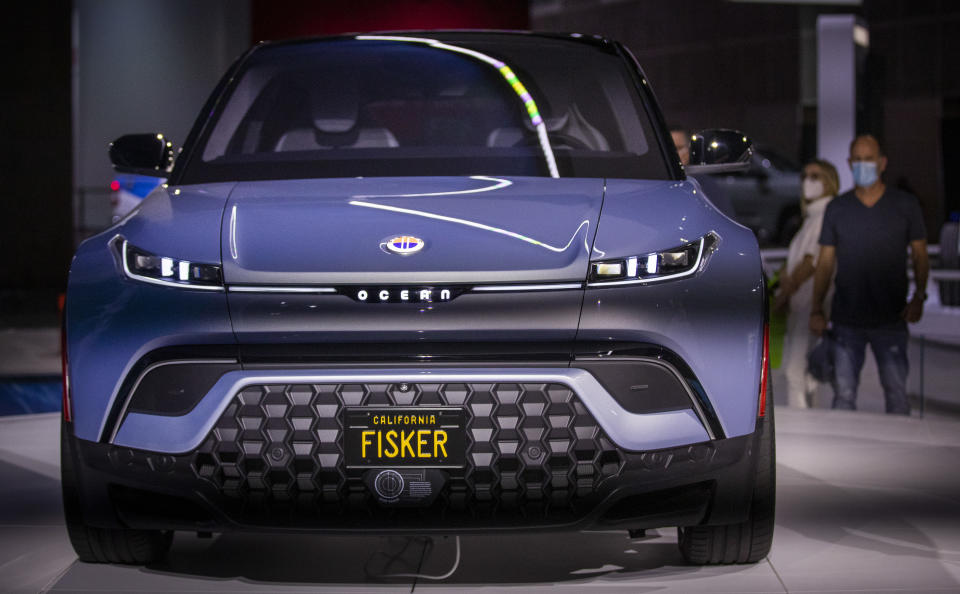 Los Angeles, CA - November 19:  Car enthusiasts view the new Fisker Ocean all electric vehicle at the LA Auto Show opening day at Los Angeles Convention Center in Los Angeles, CA on Friday, Nov. 19, 2021. The Ocean features a full-length SolarSky roof, that can harvest the suns rays to generate free energy to support the vehicles battery-powered motor. (Allen J. Schaben / Los Angeles Times via Getty Images)