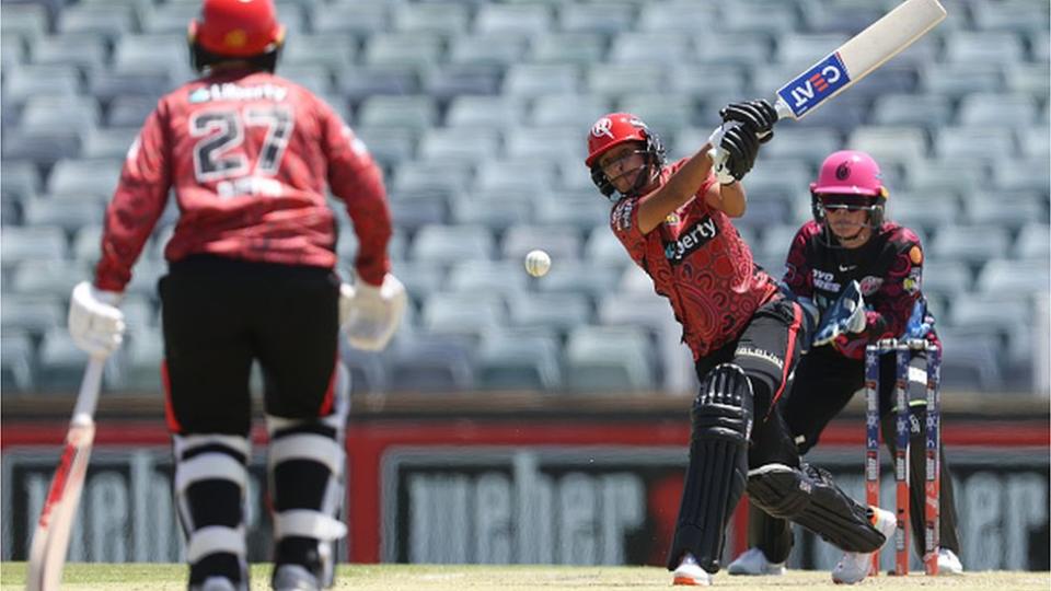 Харманприт Каур из команды Renegades во время матча WBBL между Sydney Sixers и Melbourne Renegades на стадионе WACA, 5 ноября 2023 года, в Перте, Австралия.