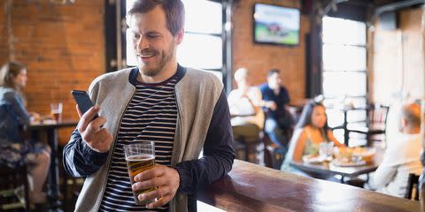 Esperar a tus amigos a la salida del trabajo para tomarte una caña o un vino puede acabar dañando tu hígado. Es difícil pero puedes hacerlo: pide algo que no contenga alcohol ni tampoco azúcar. (Foto: Getty)