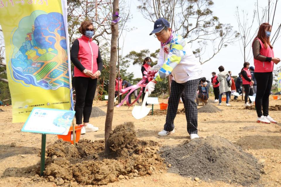 竹縣長楊文科在湖口環保公園親自種下一棵樹，此處未來將係竹縣最大的公園綠地。（記者彭新茹攝）