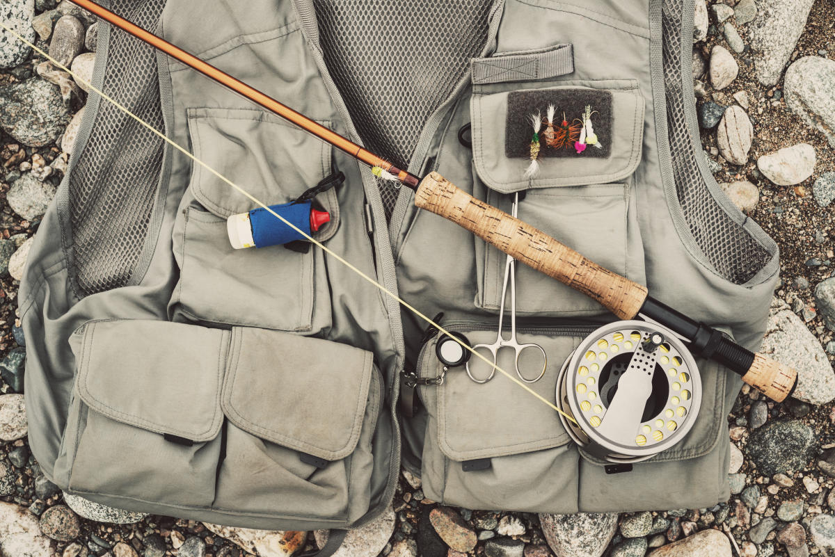 El truco viral del “chaleco de pescador” para no pagar por equipaje extra  en un vuelo