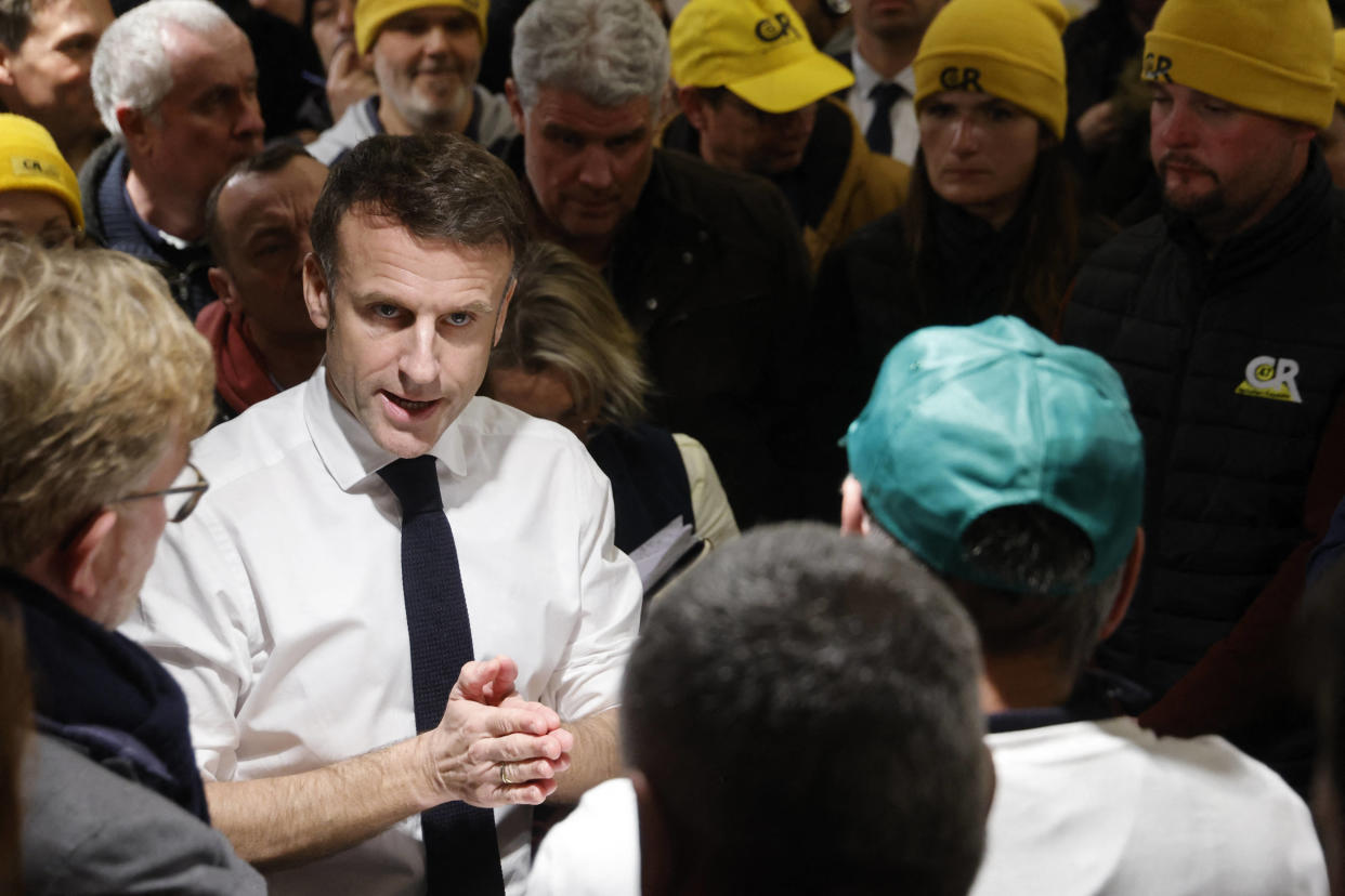 Emmanuel Macron lors d’un débat improvisé en marge de sa visite (mouvementée) du Salon de l’Agriculture samedi 24 février. 