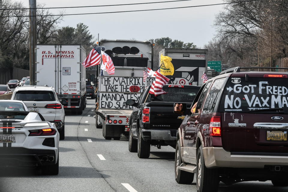 Des véhicules, y compris des camions à 18 roues, des véhicules récréatifs et d'autres voitures, se dirigent vers Washington, DC, après que certains d'entre eux soient arrivés dans le cadre d'un convoi qui a voyagé à travers le pays, pour protester contre les mandats liés à la maladie à coronavirus (COVID-19) et d'autres problèmes, dans Hagerstown, Maryland, États-Unis, 6 mars 2022. REUTERS/Stephanie Keith