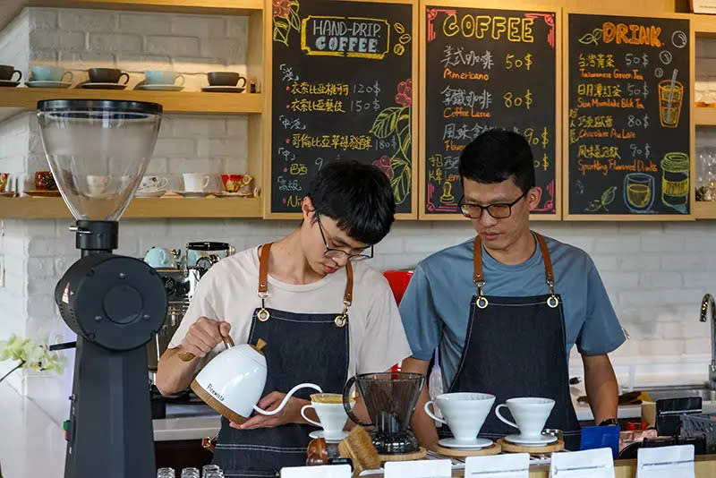 ▲餐飲系施智偉老師(右)與店長賴賴力弘持續研製新產品，帶給師生更多元精采的咖啡饗宴。（圖／崑山科大提供）