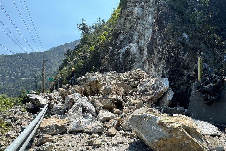 Derrumbes bloquearon la ruta tras el terremoto