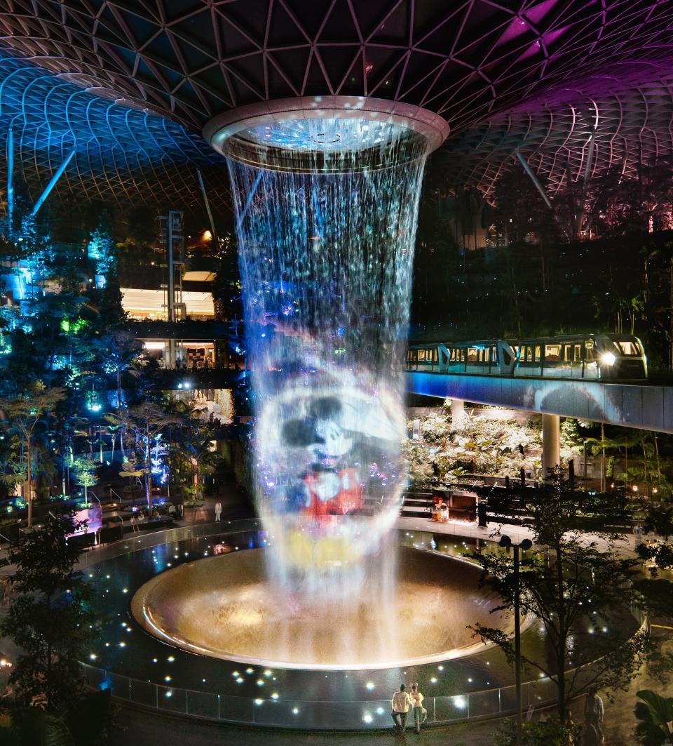新加坡機場｜迪士尼佔領機場！瀑布投影表演、4米高迪士尼合金巨像、TsumTsum快閃店