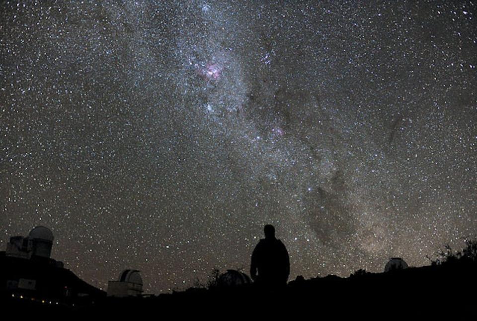 Noche estrellada en el observatorio de La Silla, desierto de Atacama. <a href="https://www.eso.org/public/spain/images/potw1333a/" rel="nofollow noopener" target="_blank" data-ylk="slk:ESO/H. Dahle;elm:context_link;itc:0;sec:content-canvas" class="link ">ESO/H. Dahle</a>, <a href="http://creativecommons.org/licenses/by/4.0/" rel="nofollow noopener" target="_blank" data-ylk="slk:CC BY;elm:context_link;itc:0;sec:content-canvas" class="link ">CC BY</a>