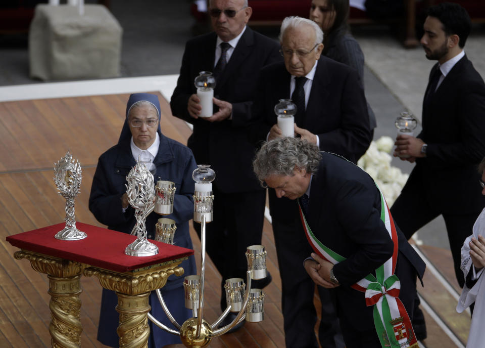 The relics of Pope John Paul II and Pope John XXIII are brought to the altar during a solemn ceremony in St. Peter's Square at the Vatican, Sunday, April 27, 2014. Pope Francis has declared his two predecessors John XXIII and John Paul II saints in an unprecedented canonization ceremony made even more historic by the presence of retired Pope Benedict XVI. (AP Photo/Gregorio Borgia)