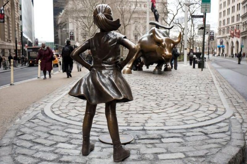 「無畏女孩」雕像正面怒視紐約華爾街著名的公牛銅像（AP）